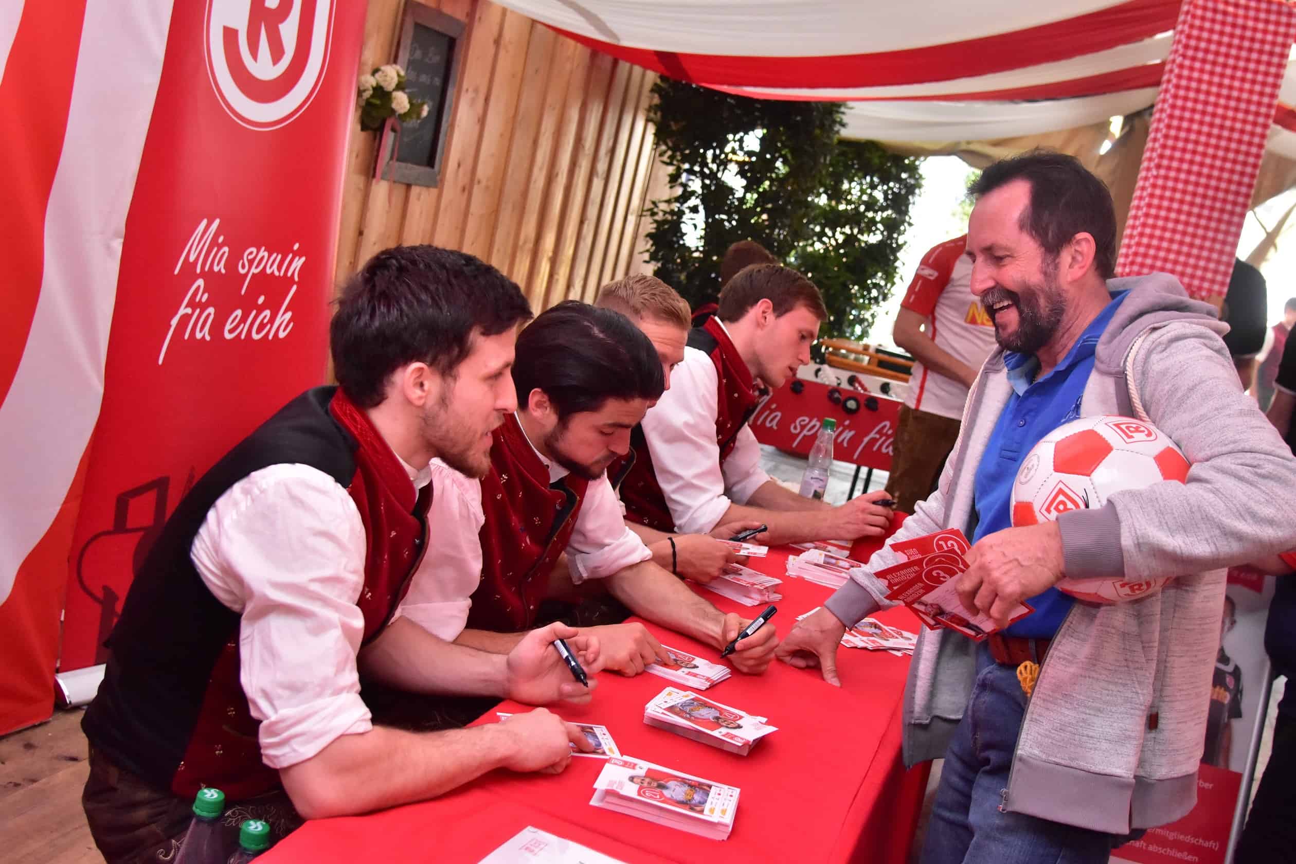 Hahnzelt fest in Händen des SSV Jahn und seiner Fans