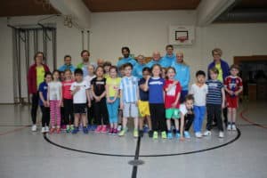 Armin-Wolf-Laufteam trainiert mit Kindern der Kreuzschule ...