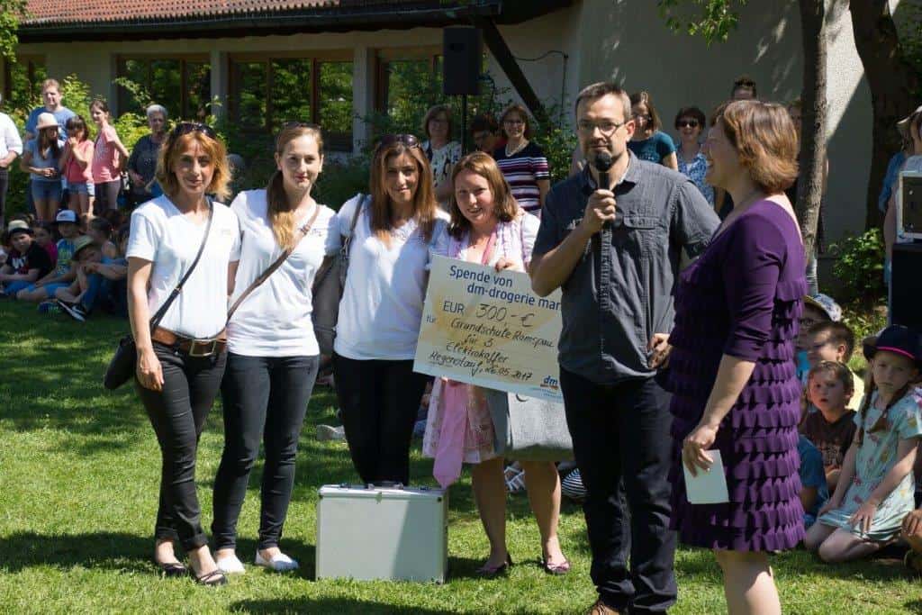 dm-Markt Regenstauf spendet an Grundschule Ramspau