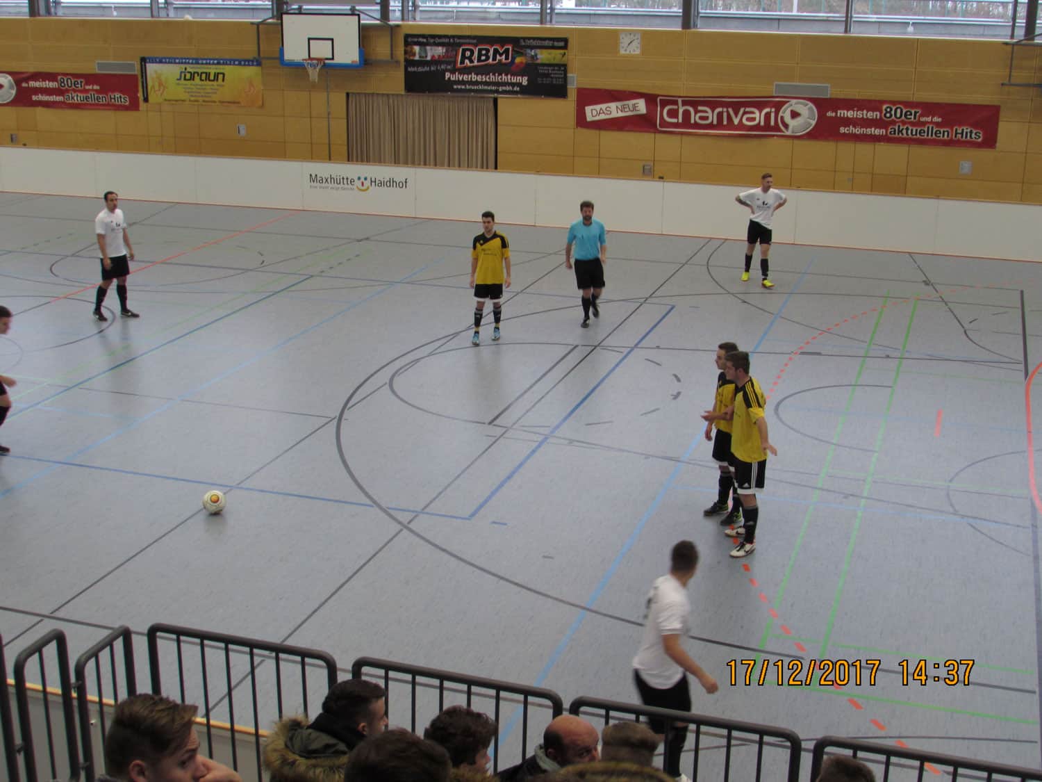 Traditions-Hallenfußballturnier charivari Hallencup am Sonntag, 16.12., in der Stadthalle Maxhütte-Haidhof