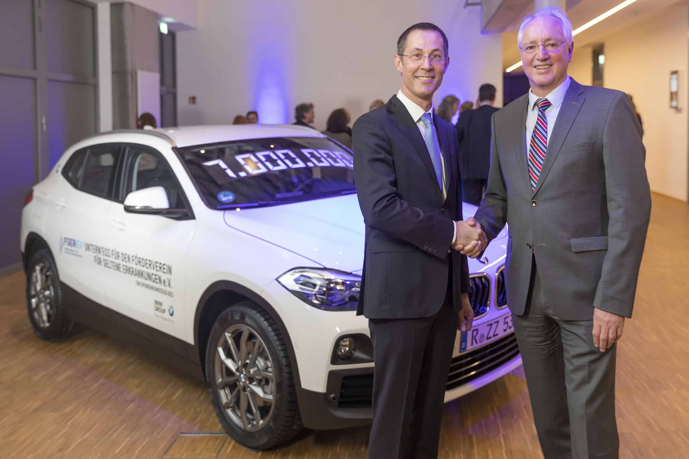 Hilfe für Menschen mit seltenen Erkrankungen Das BMW Group Werk Regensburg spendet den 7-millionsten BMW aus Regensburg