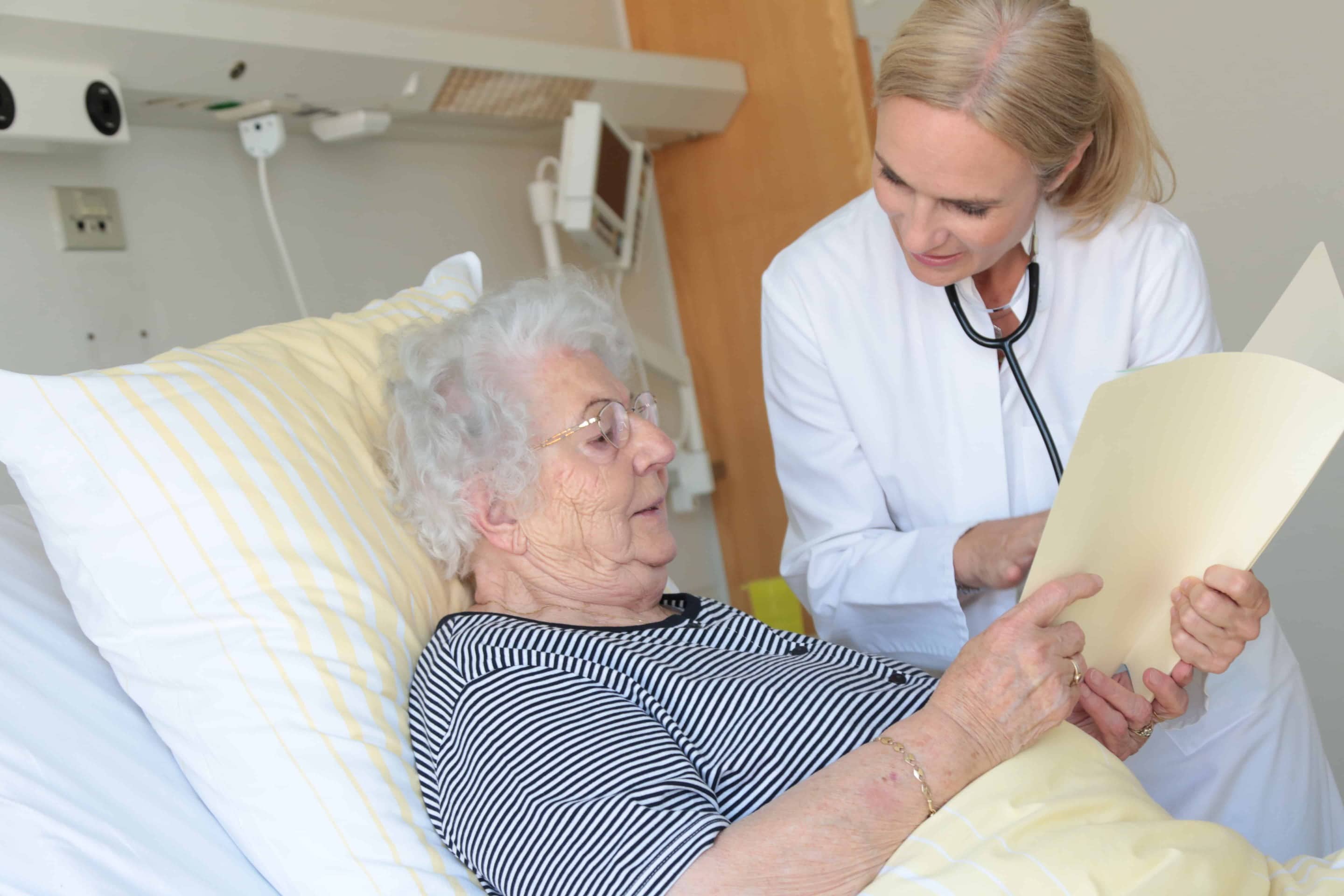 Patienten geben dem UKR die Note Eins Universitätsklinikum punktet mit Behandlungsqualität und Betreuung durch Ärzte und Pfleger