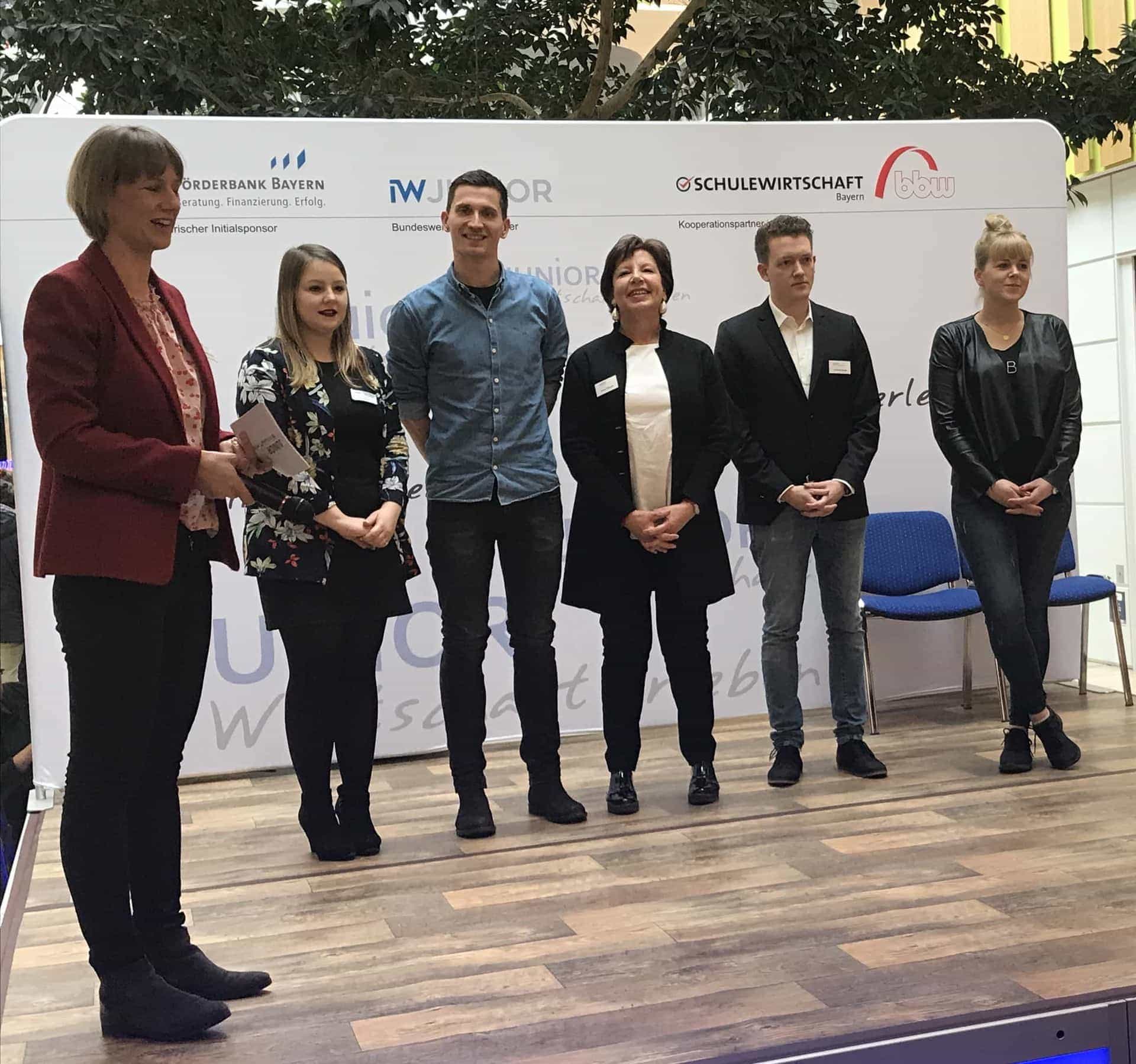 Bayerns JUNIOR-Unternehmen stellten aus Messezeit für Jungunternehmer