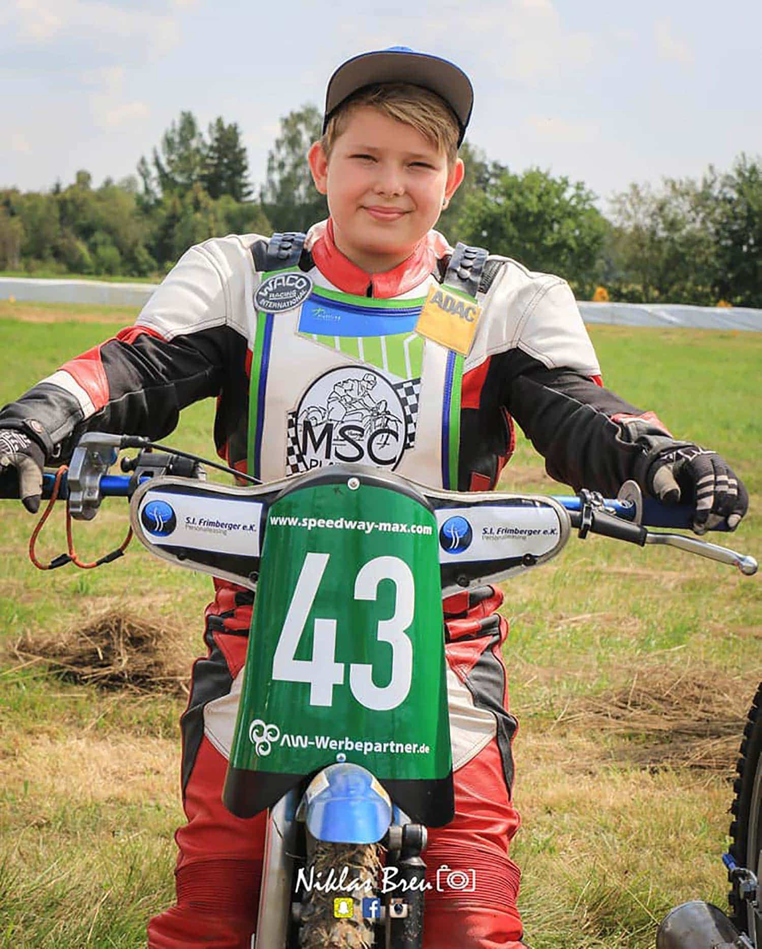 Maximilian Gammel (12) ist ein Nachwuchstalent im deutschen Speedway-Sport. Der Schierlinger kann schon große Erfolge vorweisen. Heuer fährt er für die „Young Devils“. In der Kurve mit „Speedway-Max“