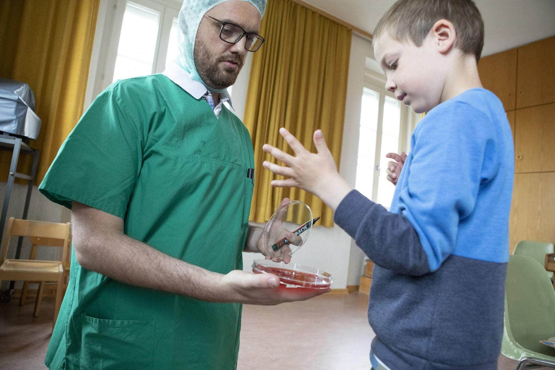 Universitätsklinikum Regensburg erklär richtiges Händewaschen kinderleicht Das Einmaleins der Hygiene