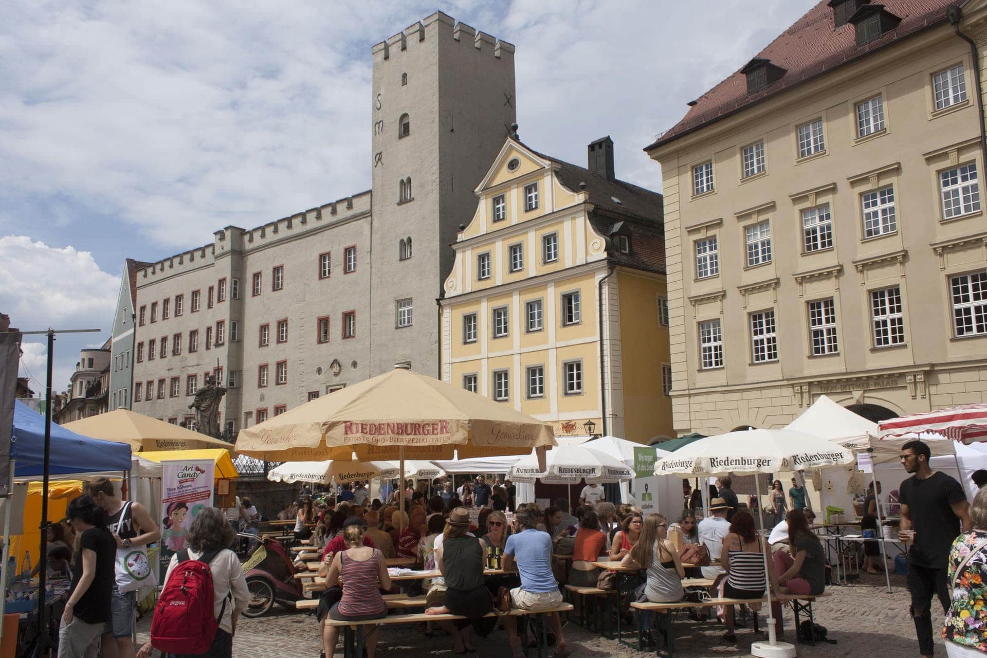 Ein großes, buntes Straßenfest, regional und nachhaltig Veggie Markt auf dem Haidplatz