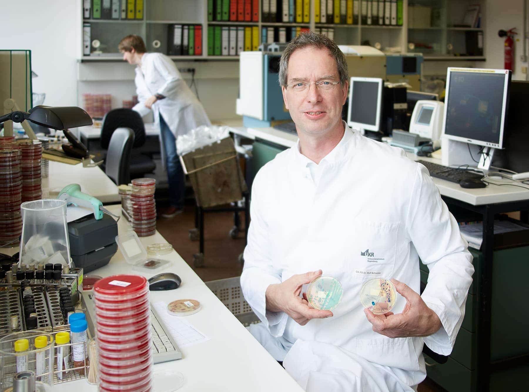 Universitätsklinikum Regensburg beschreitet neue Wege in Forschung, Lehre und Patientenversorgung Bayernweit erste Abteilung für Krankenhaushygiene und Infektiologie am UKR gegründet