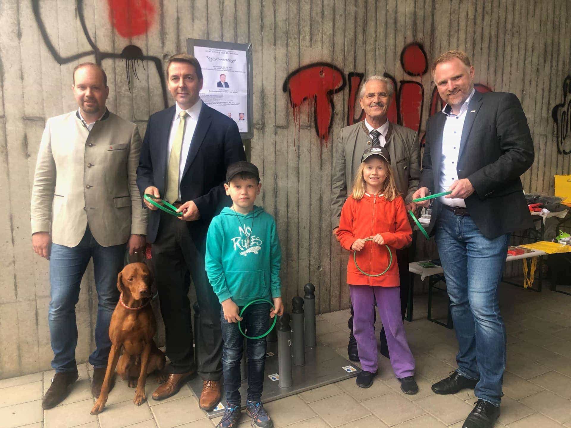 Brückenfest in Weichs mit Hans Renter Trotz schlechtem Wetter: Weichser und Reinhausener Bürger feierten Brückenfest