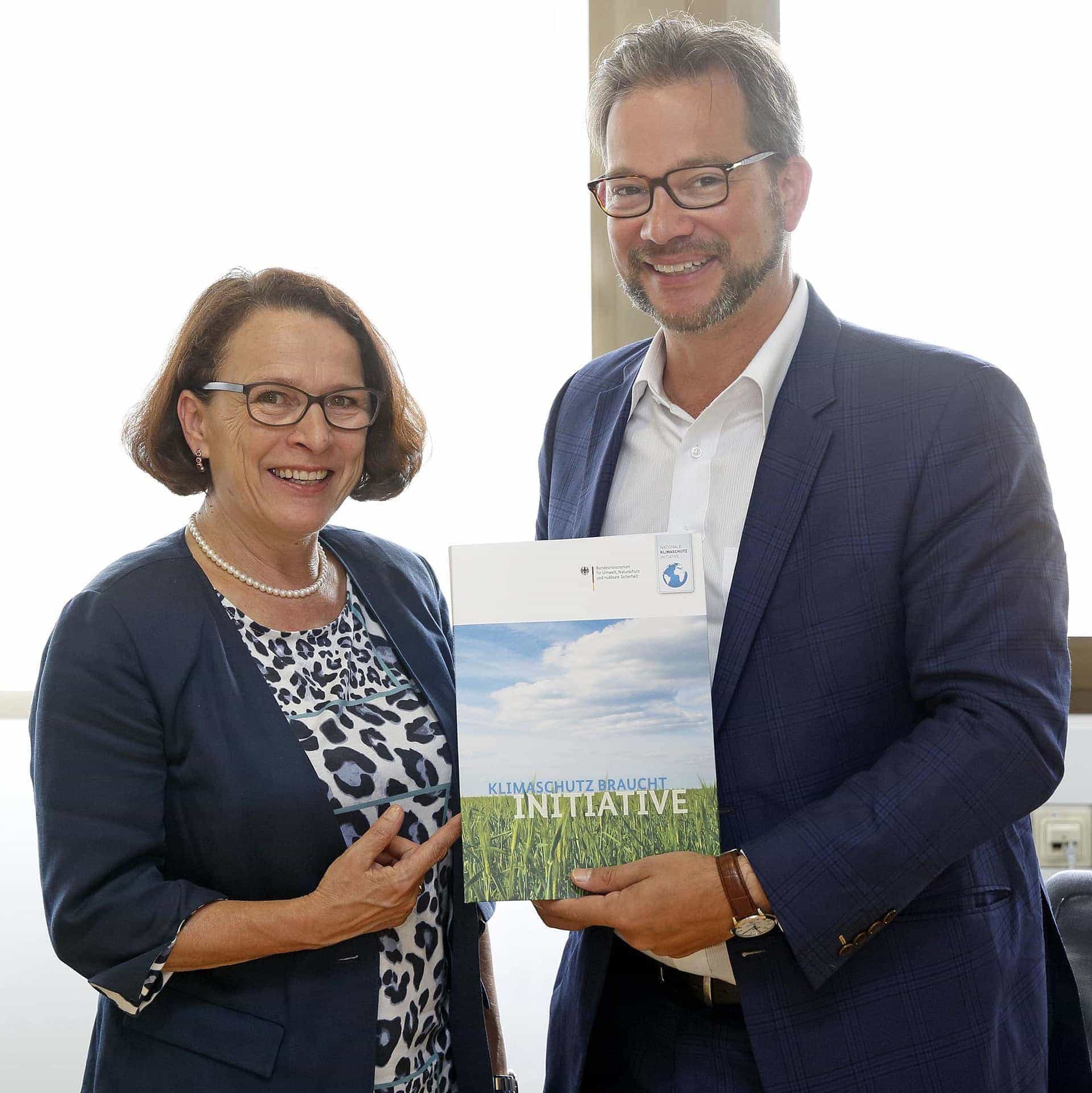 Florian Pronold übergibt Förderbescheid an Gertrud Maltz-Schwarzfischer Bund fördert Radverkehr in Regensburg mit 1,1 Mio. Euro