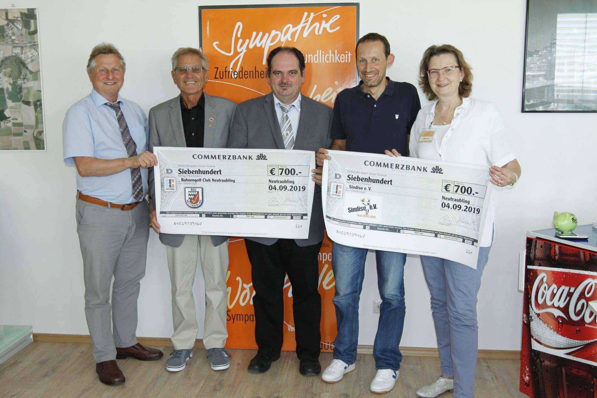 Spenden aus Globus Kinderfest Neutraublinger Bahnengolfer und Sindiso freuen sich über Globus-Spende