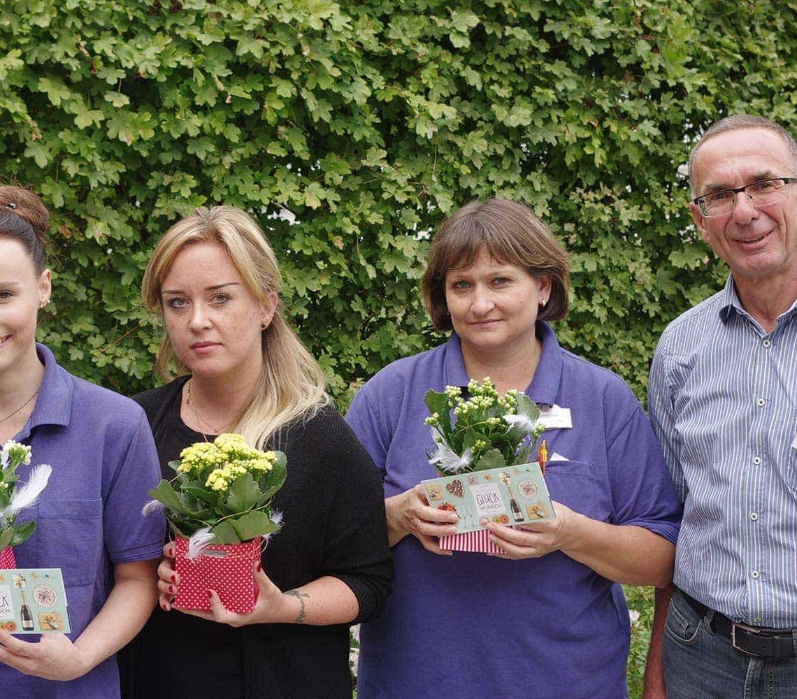 Mitarbeiterinnen vom Wohn- & Pflegezentrum Rosengarten Regensburg feiern Jubiläum Seit vielen Jahren im Dienst der Pflege