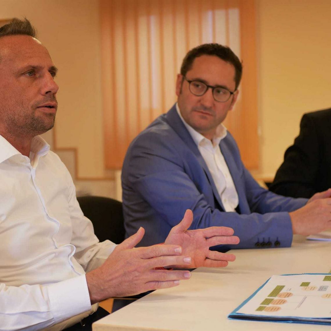 Staatsminister Thorsten Glauber tauschte sich im Landkreis Regensburg mit Kommunalpolitikern aus. Die Gespräche wurden als „offen und konstruktiv“ bewertet. Konstruktive Klausur: Umweltminister hat ein offenes Ohr
