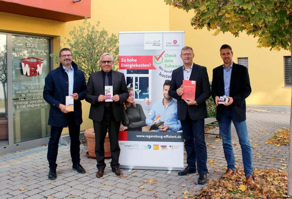 (v. li.): Markus Leberkern (Wohnbau St. Wolfgang eG), Bürgermeister Jürgen Huber sowie Ludwig Friedl und Sebastian Zirngibl von der Energieagentur