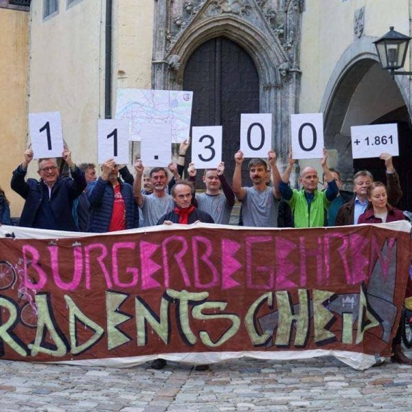Meilenstein für Radentscheid Bürgerinitiative übergibt mehr als 13.000 Unterschriften