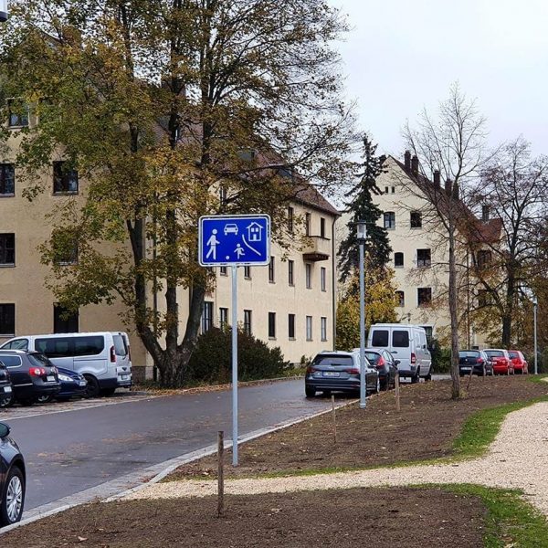 Regensburg: Anwohner dürfen hier nicht mehr parken. Ein Schildbürgerstreich? Zu wenig Platz für Fußgänger?