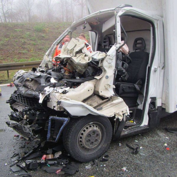 Schwerer Verkehrsunfall auf der A3 Bei Ausfahrt Universität Kleintransporter auf LKW aufgefahren