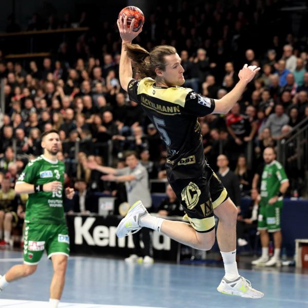 Blizz Leserreporter: Handball HC Erlangen Handball: Ausverkaufte ARENA beflügelt den HC Erlangen zum Sieg gegen die Füchse