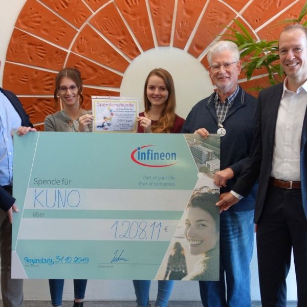 Regensburg: Infineon-Azubis spenden für soziale Zwecke Mit Rezepten kranken Kindern helfen