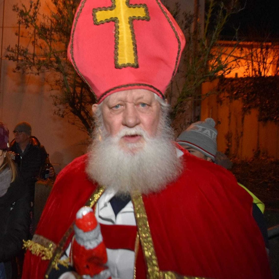 Nikolaus mit echtem weißem Rauschebart Viele Nikoläuse in der Region