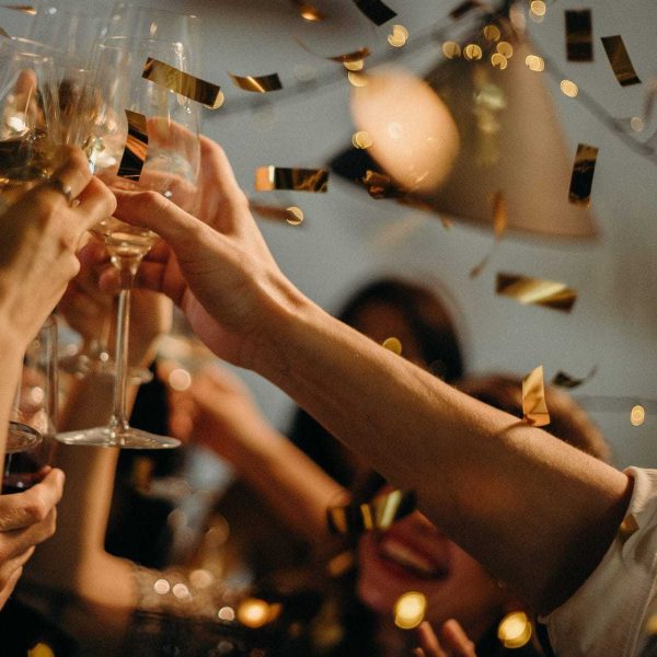 Silvester in der Altstadt: Bis zu zwölf Tonnen Müll erwartet Stadt sorgt mit Kehrfahrzeugen und zusätzlichen Glascontainern vor