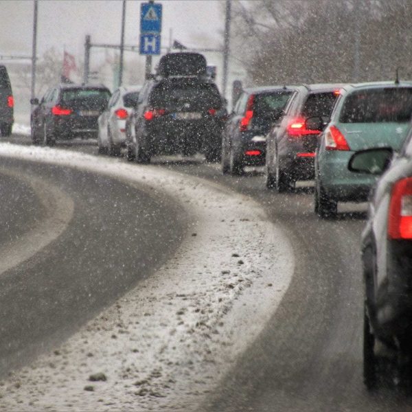 Der erste Schnee führt zu Glätteunfällen in der Oberpfalz Sicher unterwegs auf winterlichen Straßen