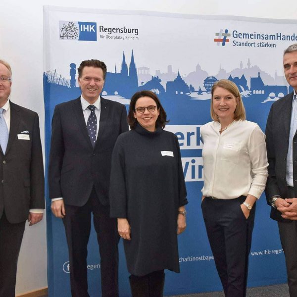 Regensburg: IHK, OTH, Unternehmen und Studierende diskutierten über Trends in der Personalarbeit Wie künstliche Intelligenz und Menschen zusammenarbeiten