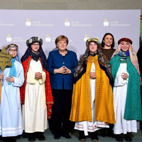 Angela Merkel empfängt Sternsinger aus dem Bistum Regensburg Königliche Gäste bei der Bundeskanzlerin
