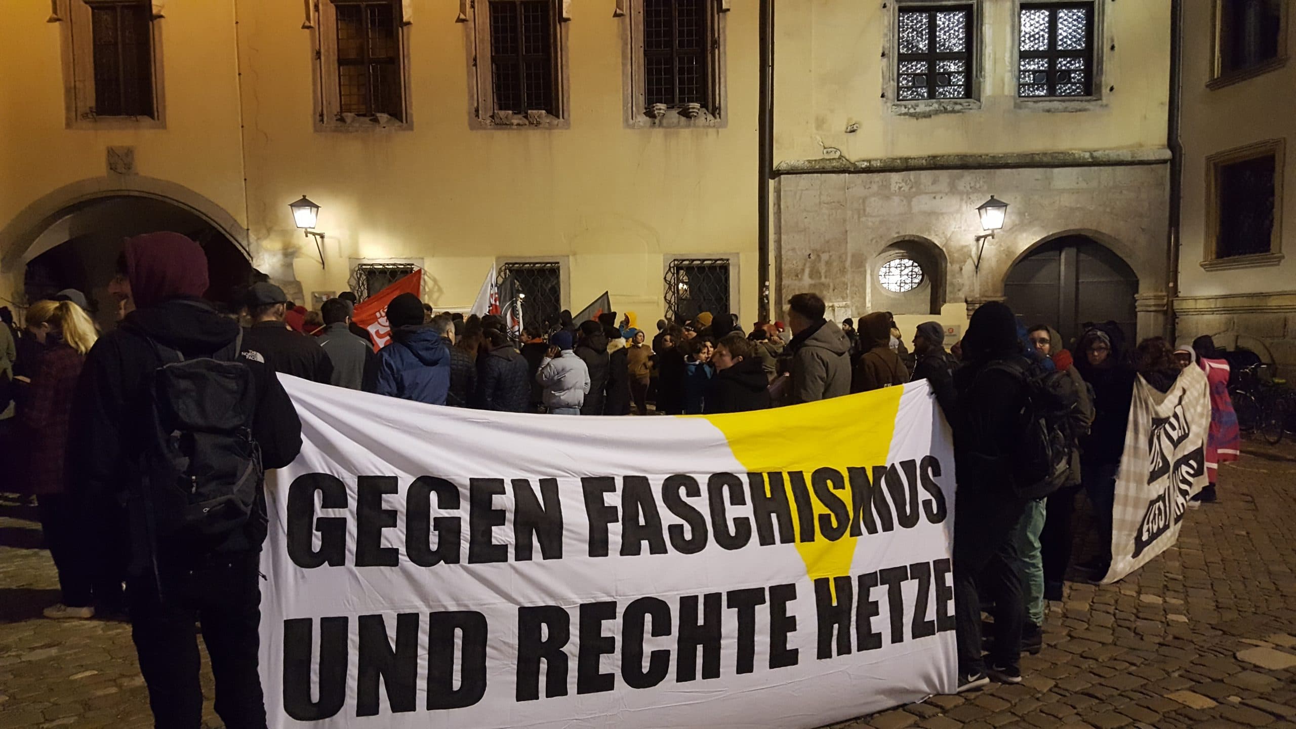 Gegen rechten Terror Spontan-Demo beim Alten Rathaus in Regensburg