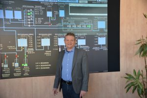 Franz Herrler vor Schalttafel