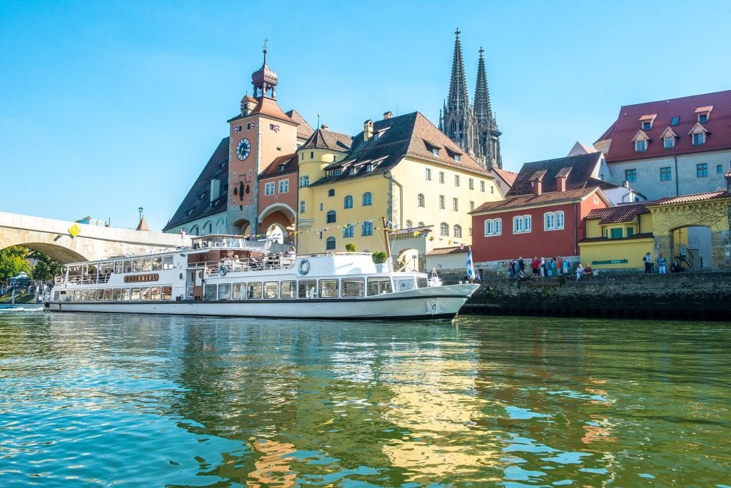 Bruckmadl vor Steinernen Brücke