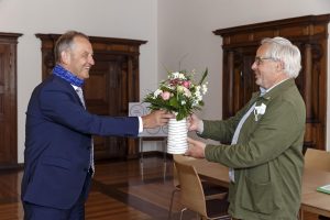 Ludwig Artinger erhält Blumen von Amtsvorgänger Jürgen Huber