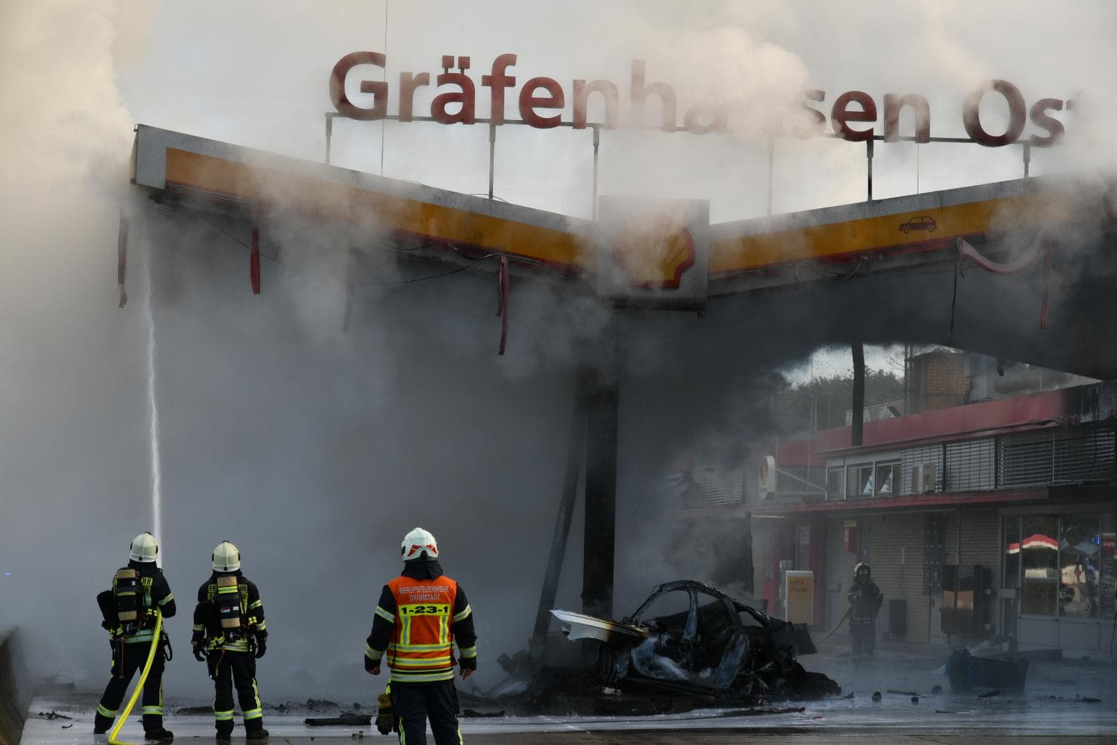 Drama An Der A5 Wagen Rast In Autobahn Tankstelle Unfall Blizz Regensburg